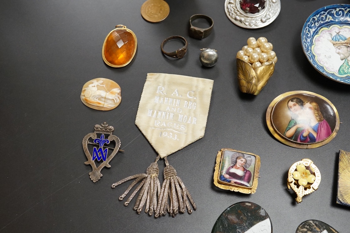 Objects of vertu and medals, including two Paris porcelain painted brooches, a leather cased almanac for 1827 and a painted ‘I Love You’ metal patch box